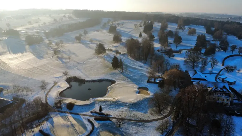 Luftaufnahme des Golfplatzes bei Schneebedeckten Fairways
