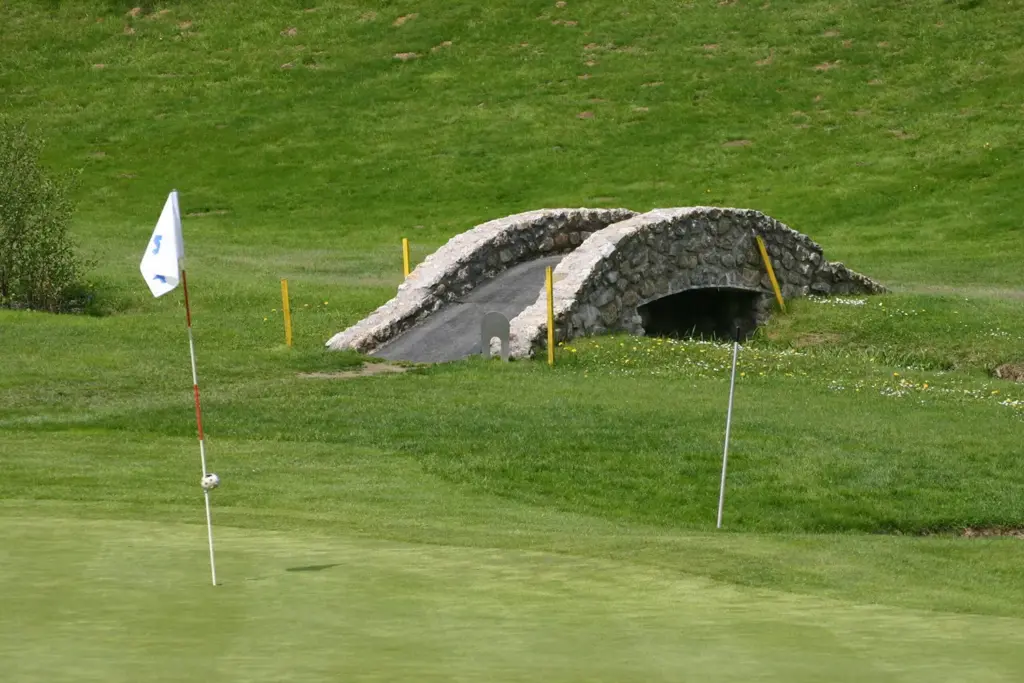 Brücke über Bach zum Grün mit Fahne Loch 4