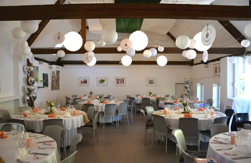 Festlich geschmückter Festsaal im Innenhof des Clubhauses