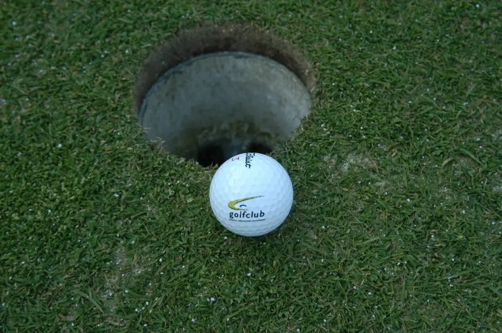 Logoball Golfclub Mostviertel vor Loch auf Rasen