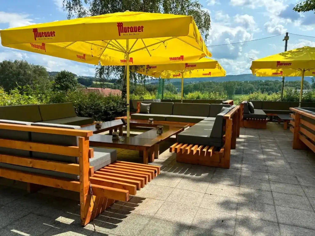 Gemütliche Sitzbänke auf der Terasse über dem Grün des Loch 9