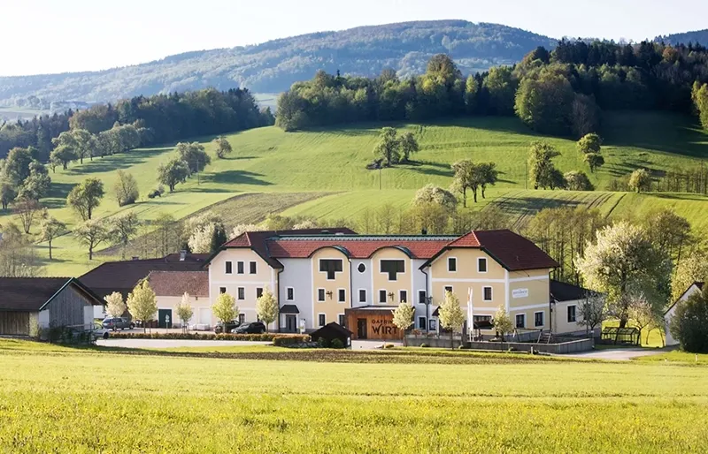 Komplettansicht des Hotel Gafringwirt über ein Feld