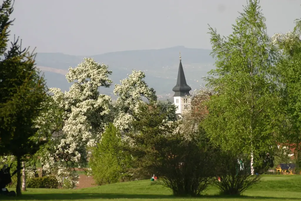 Blick vom Golfplatz auf den Kirchturm von Ferschnitz