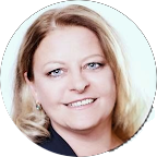 Frau mit blonden Haaren lächelt.